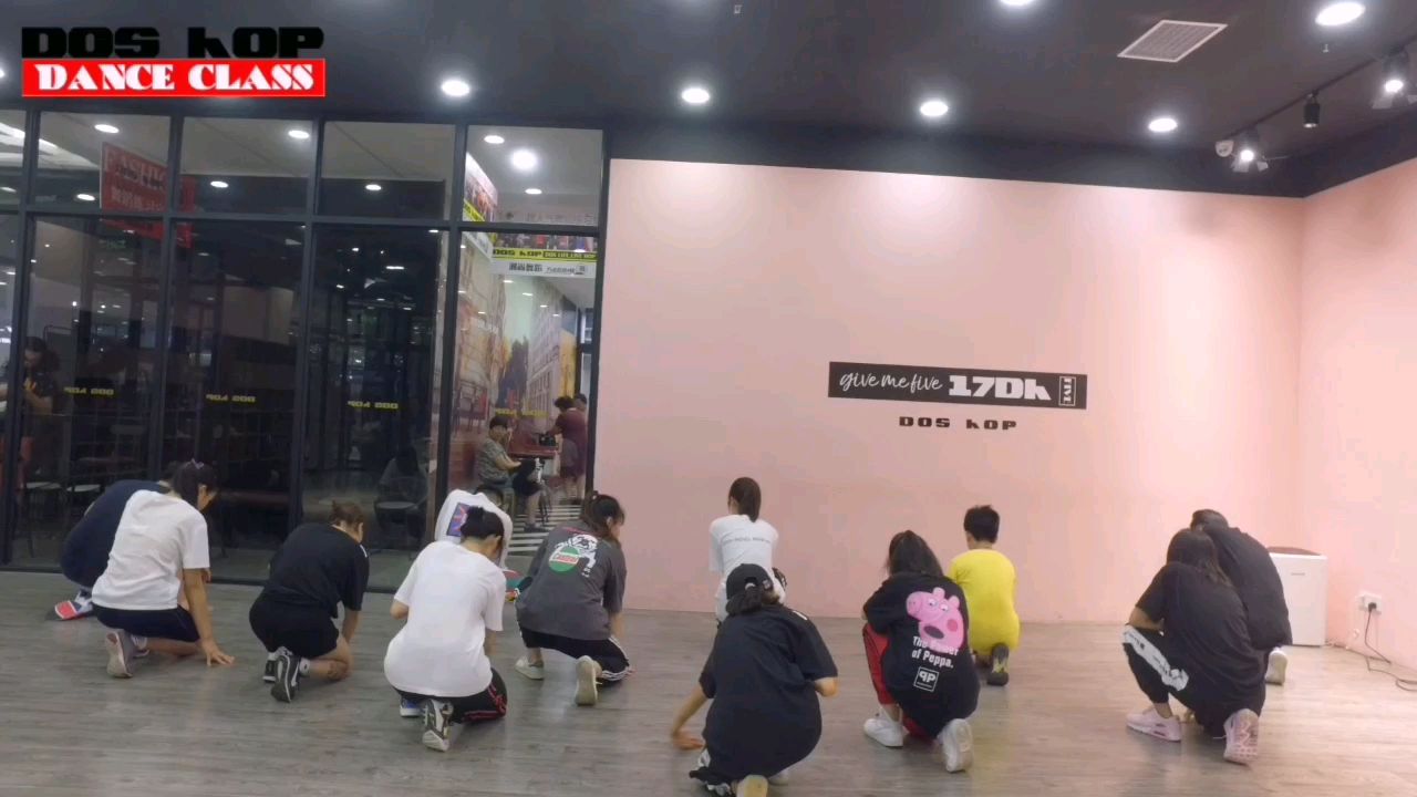上海街舞用激情演绎生命的舞蹈。来这里跳舞。